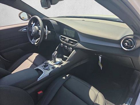 Used 2025 Alfa Romeo Giulia RWD image 21