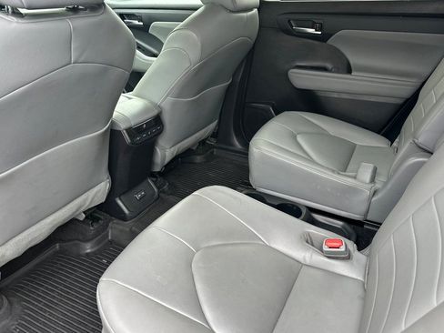Used 2023 Toyota Highlander XLE image 14