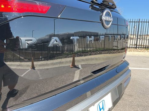 Used 2024 Nissan Pathfinder SL w/ Black Appearance Package image 8