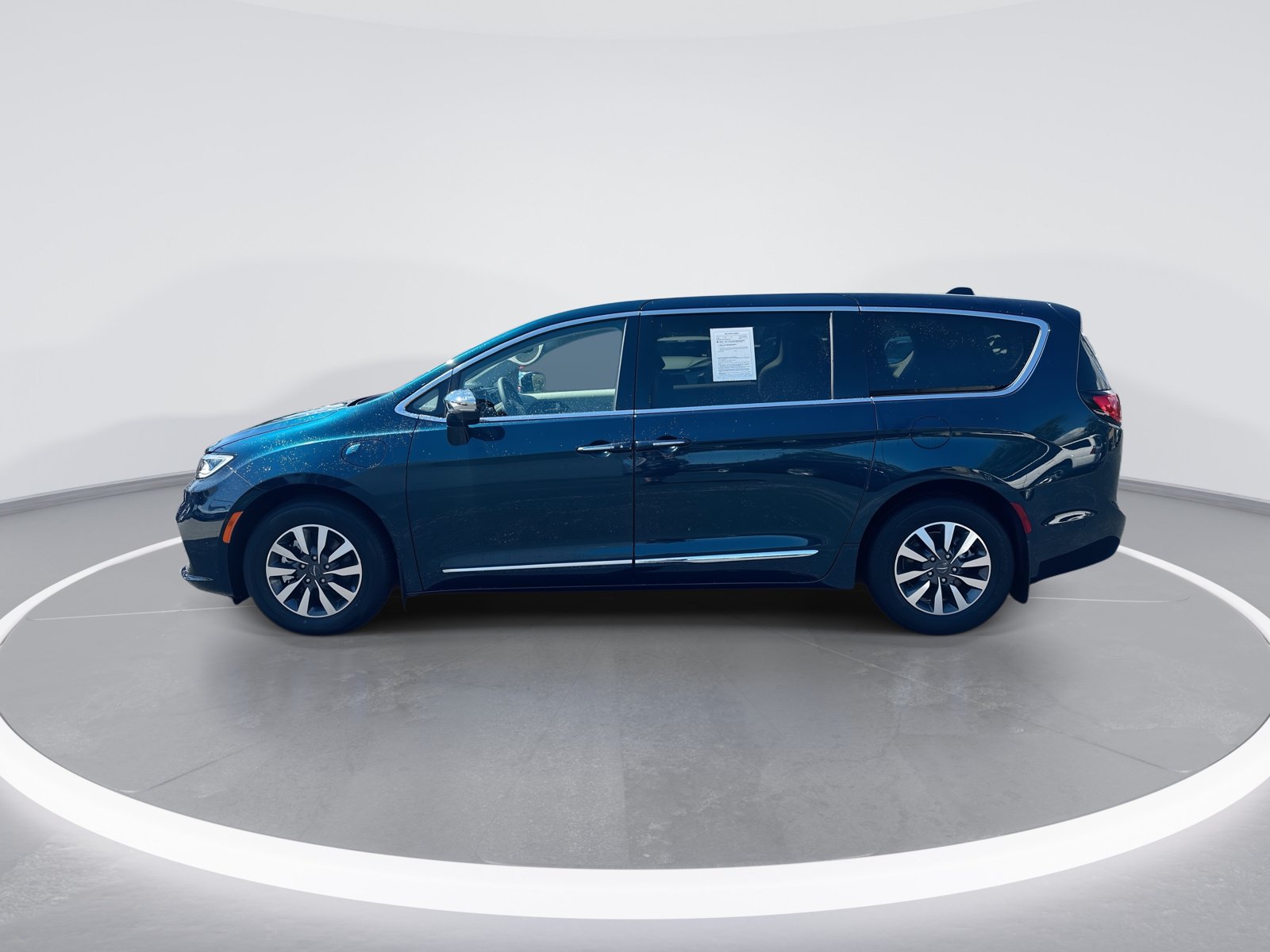 Used 2023 Chrysler Pacifica Limited FWD image 6