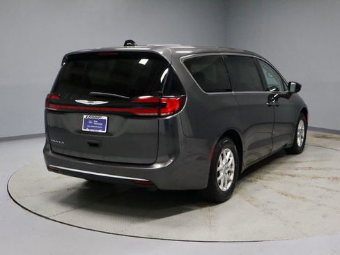 Used 2023 Chrysler Pacifica Touring-L FWD image 11