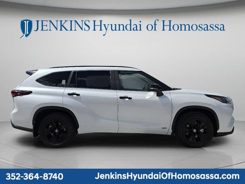 Used 2025 Toyota Highlander XLE AWD/4WD image 3