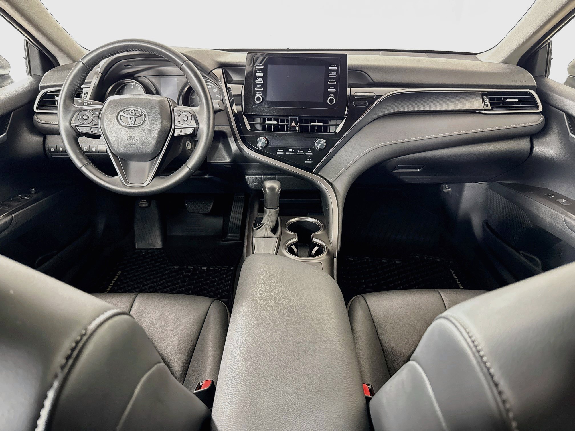 Used 2024 Toyota Camry SE FWD image 3
