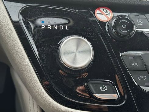 Used 2023 Chrysler Pacifica Limited FWD image 35
