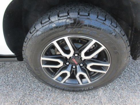 Used 2024 GMC Yukon XL AT4 w/ Technology Package AWD/4WD image 11