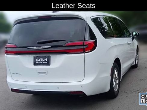 Used 2023 Chrysler Pacifica Touring-L FWD image 2