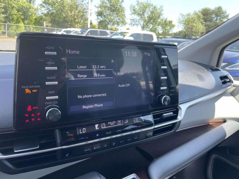 Used 2024 Toyota Sienna XLE FWD image 39