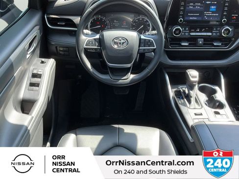 Used 2022 Toyota Highlander XLE AWD/4WD image 15