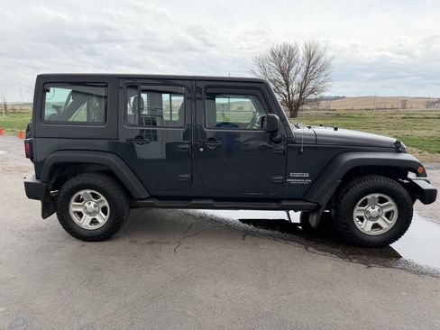 Used 2017 Jeep Wrangler Unlimited Sport AWD/4WD image 7