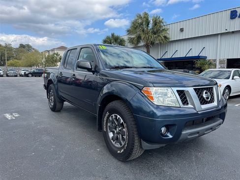 Used 2018 Nissan Frontier SV image 2
