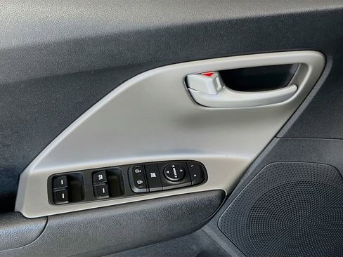 Used 2017 Kia Niro LX image 10