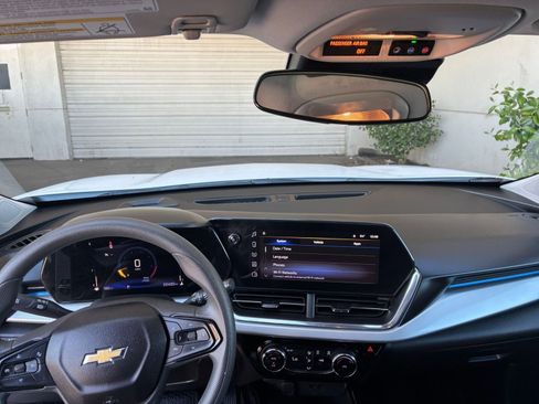 Used 2025 Chevrolet Trax LT FWD image 34