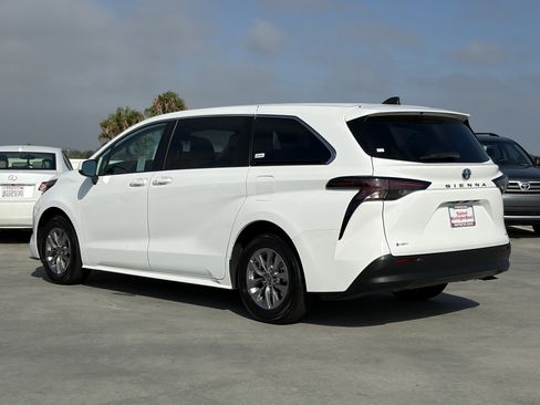 Certified 2025 Toyota Sienna LE FWD image 5