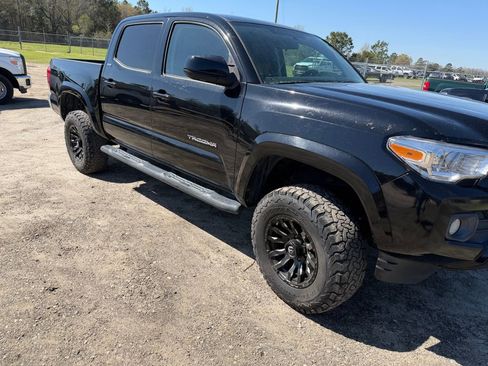 Used 2017 Toyota Tacoma SR5 image 2