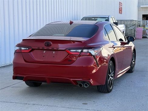 Used 2021 Toyota Camry SE image 4