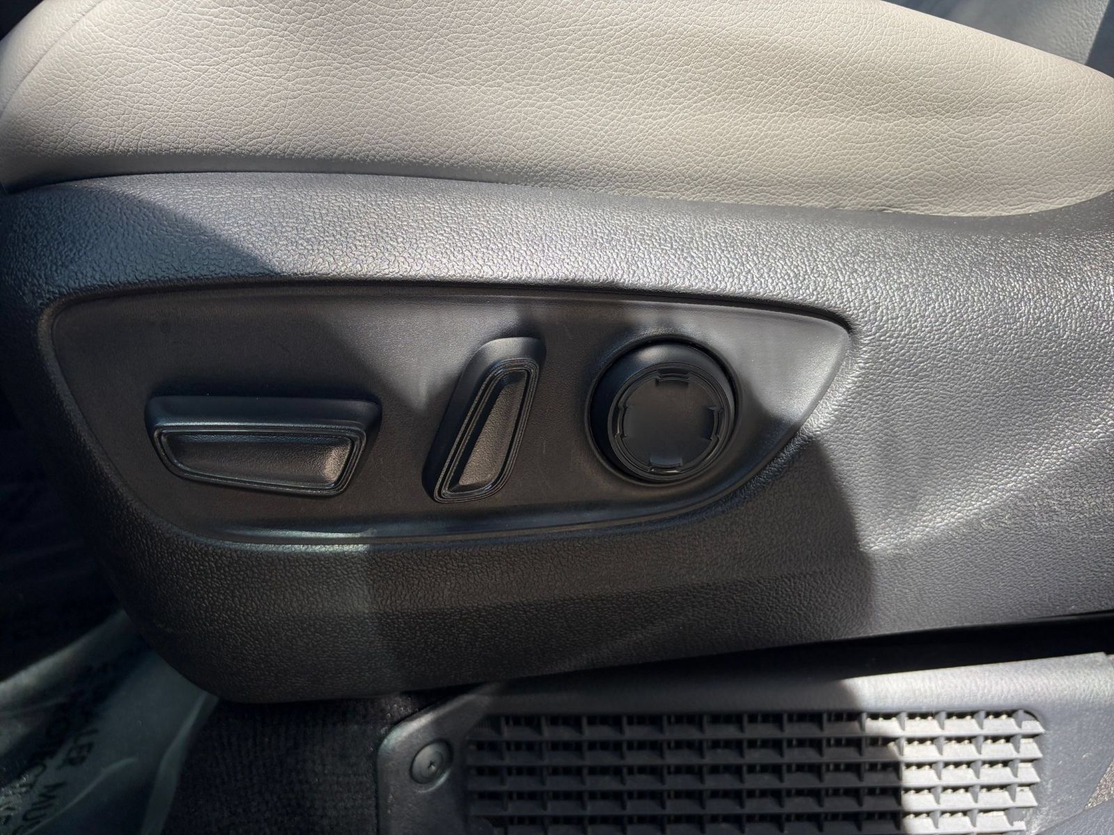 Used 2025 Toyota Sienna XLE FWD image 21
