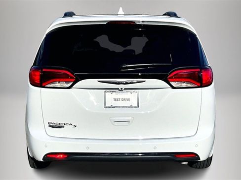 Used 2020 Chrysler Pacifica Touring-L w/ S Appearance Package image 7