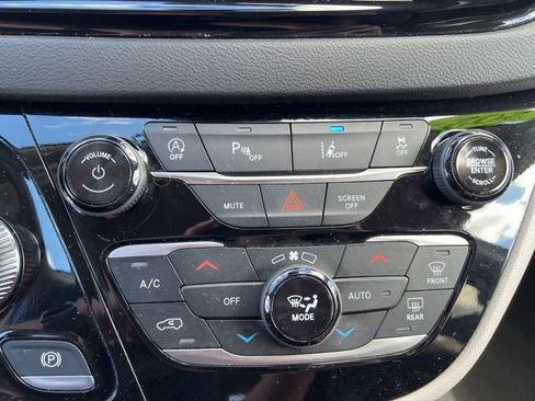Used 2024 Chrysler Pacifica Touring-L FWD image 28
