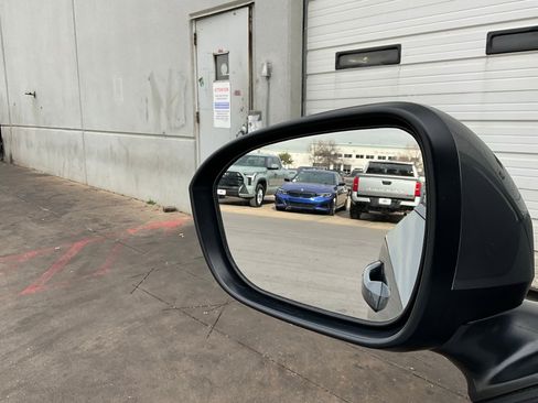 Used 2025 Nissan Kicks SV image 17