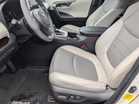 Used 2019 Toyota RAV4 Limited image 15