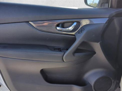 Used 2020 Nissan Rogue SV image 10