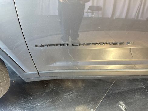 Used 2022 Jeep Grand Cherokee Altitude AWD/4WD image 10
