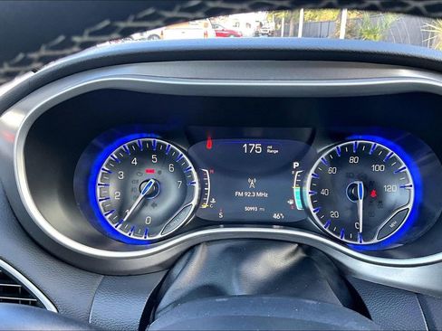 Used 2024 Chrysler Pacifica Touring-L image 13