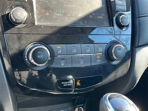 Used 2018 Nissan Rogue S image 32