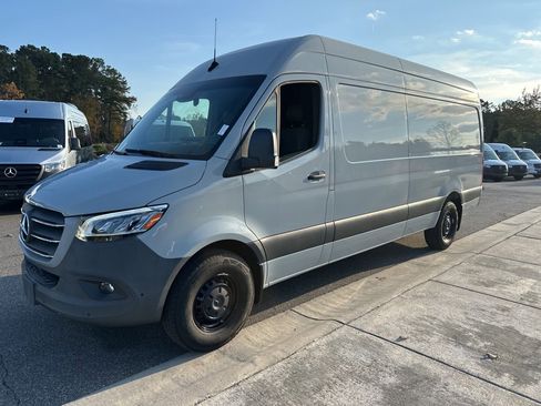 Used 2023 Mercedes-Benz Sprinter 2500 image 3