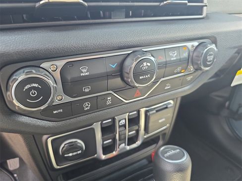 New 2025 Jeep Gladiator Sport image 21