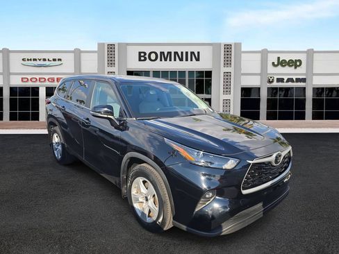 Used 2023 Toyota Highlander LE FWD image 3