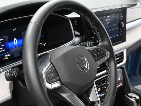Used 2025 Volkswagen Taos SE w/ Black Wheel Package FWD image 13
