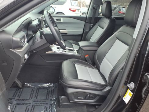 Used 2023 Ford Explorer XLT w/ Equipment Group 202A image 4
