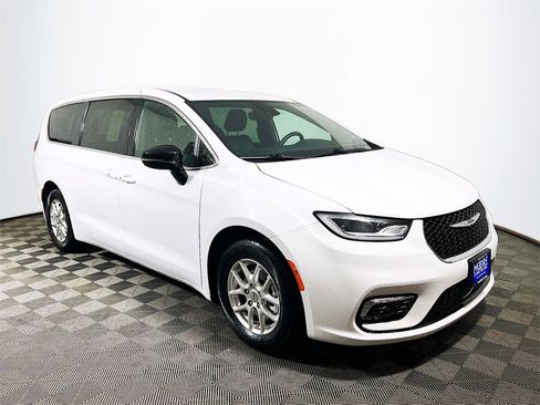 Used 2025 Chrysler Pacifica Select image 1