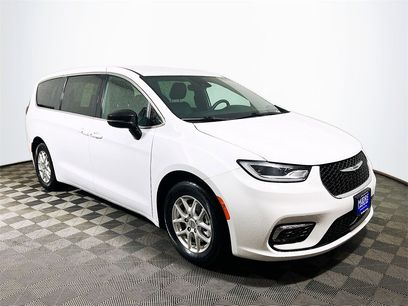 Used 2025 Chrysler Pacifica Select