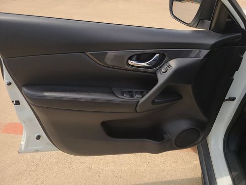Used 2020 Nissan Rogue SV FWD image 17