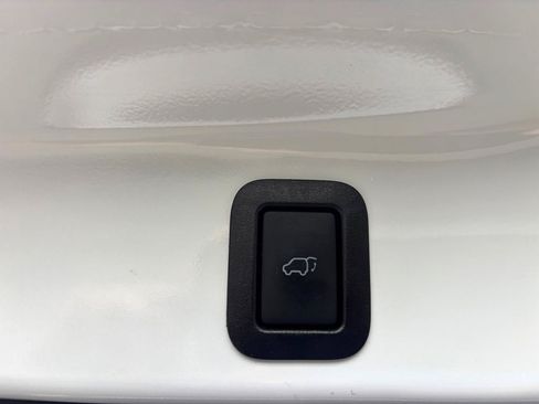 Used 2018 Toyota Highlander XLE FWD image 15