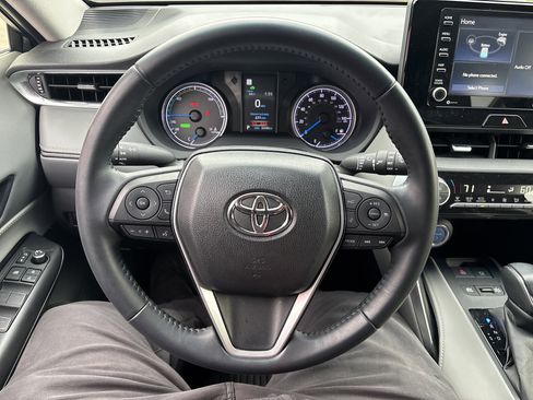 Used 2022 Toyota Venza LE image 18