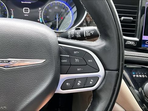 Used 2022 Chrysler Pacifica Limited w/ Uconnect Theater Family Group FWD image 19