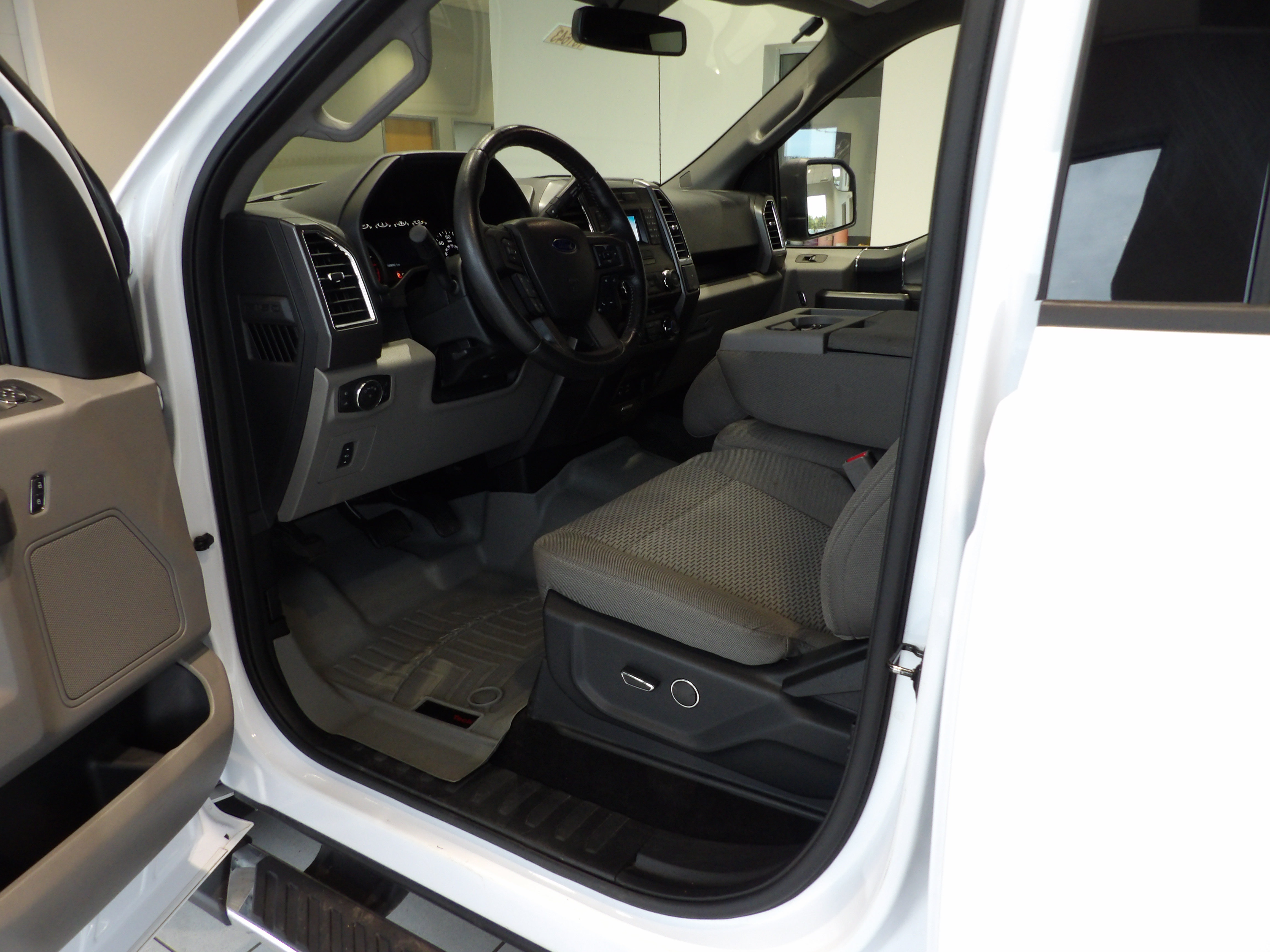 Used 2015 Ford F150 XLT w/ Equipment Group 301A Mid AWD/4WD image 9