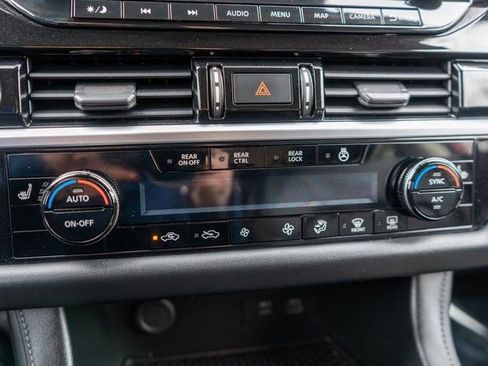 Used 2022 Nissan Pathfinder SL w/ SL Black Package image 30