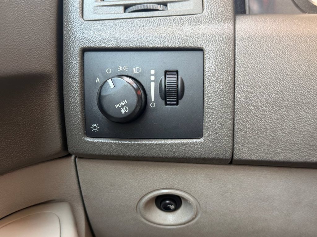 Used 2008 Chrysler 300 C w/ Navigation & Sound Group II RWD image 21