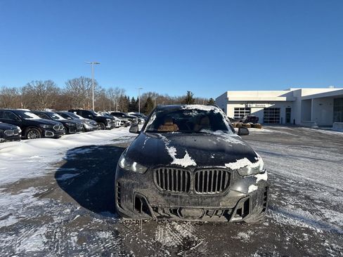 Used 2024 BMW X5 xDrive40i w/ M Sport Package image 2