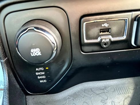 Used 2017 Jeep Renegade Latitude w/ Safety & Security Group AWD/4WD image 35