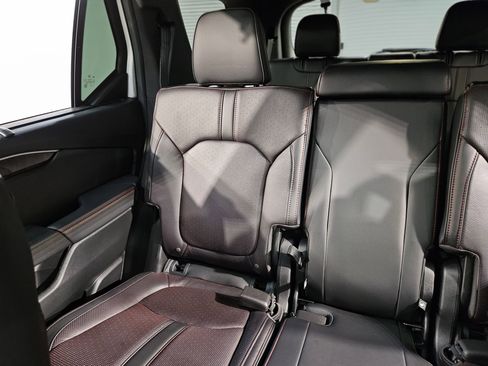 Used 2025 Honda Pilot Black Edition image 12