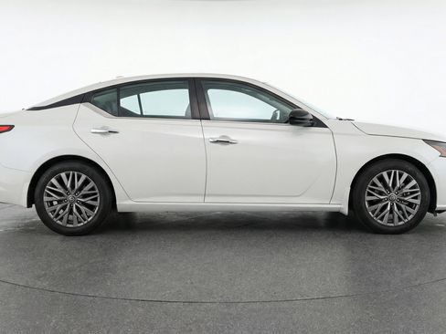 Used 2025 Nissan Altima 2.5 SV image 11