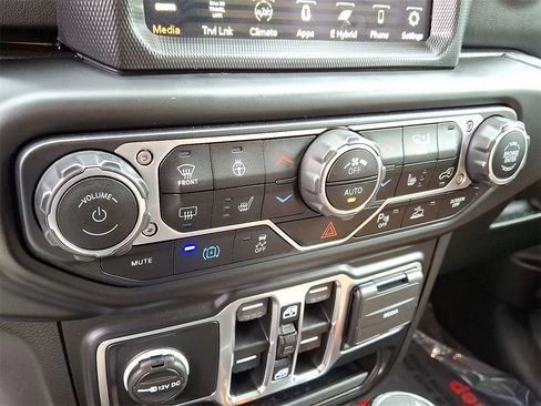 Used 2021 Jeep Wrangler Unlimited Sahara w/ Cold Weather Group image 15