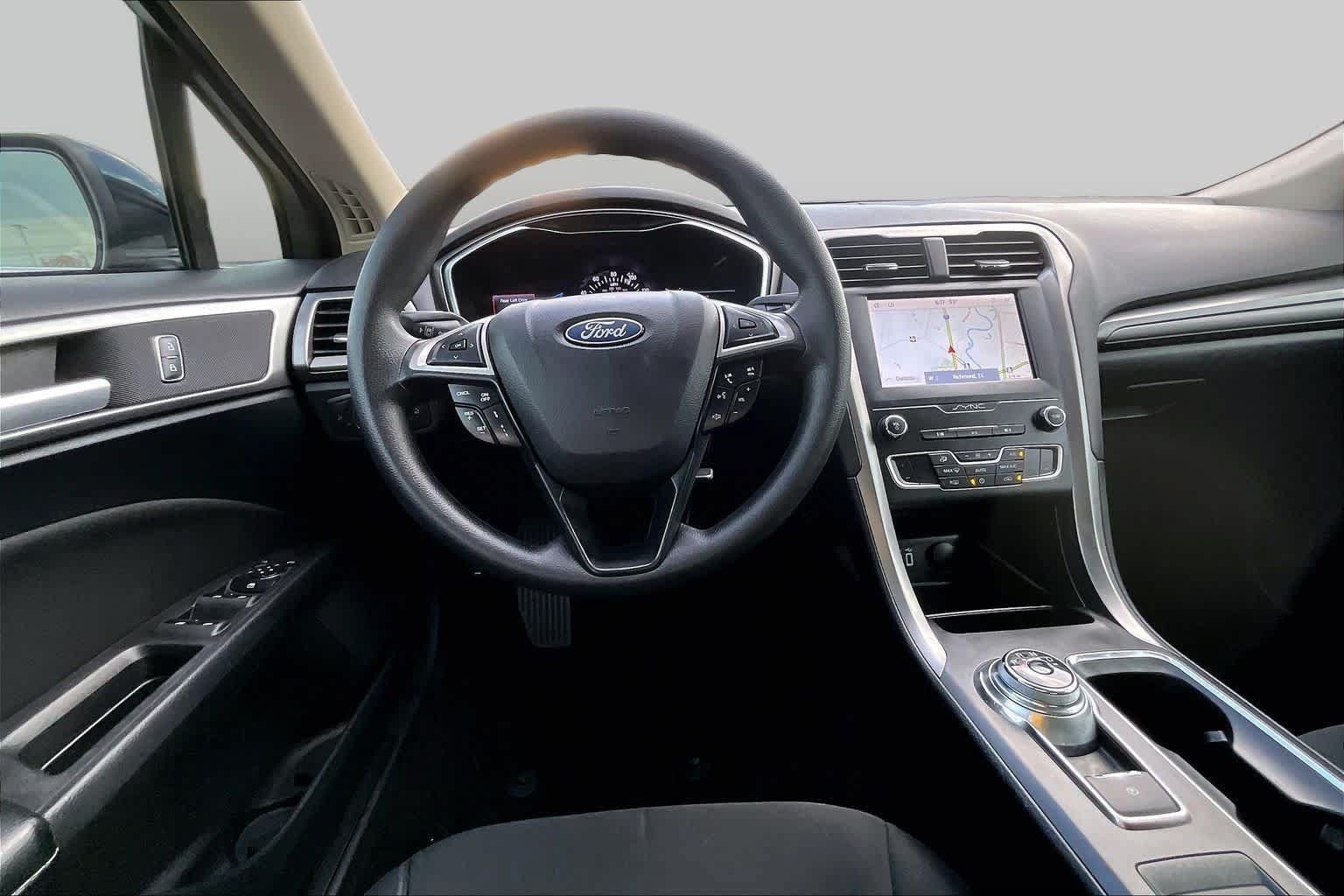 Used 2020 Ford Fusion SE FWD image 6
