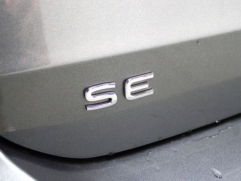Used 2024 Volkswagen Taos SE AWD/4WD image 38