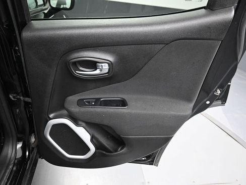 Used 2018 Jeep Renegade Latitude w/ Cold Weather Group image 32